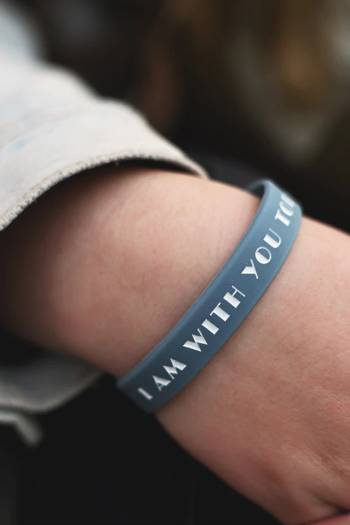 Silikonarmband i tonårsstorlek: I love Jesus, en produkt från Nya Musik som utvecklar och engagerar människor i alla åldrar.