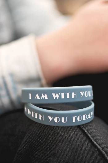 Silikonarmband i tonårsstorlek: I love Jesus, en produkt från Nya Musik som utvecklar och engagerar människor i alla åldrar.