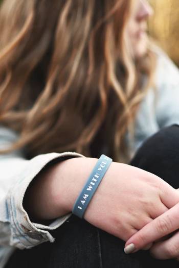 Silikonarmband i tonårsstorlek: I love Jesus, en produkt från Nya Musik som utvecklar och engagerar människor i alla åldrar.