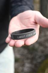 Silikonarmband: Ljuset lyser i mörkret, en produkt från Nya Musik som utvecklar och engagerar människor i alla åldrar.