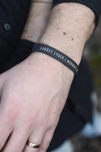Silikonarmband: Ljuset lyser i mörkret, en produkt från Nya Musik som utvecklar och engagerar människor i alla åldrar.