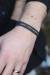 Silikonarmband: Ljuset lyser i mörkret, en produkt från Nya Musik som utvecklar och engagerar människor i alla åldrar.