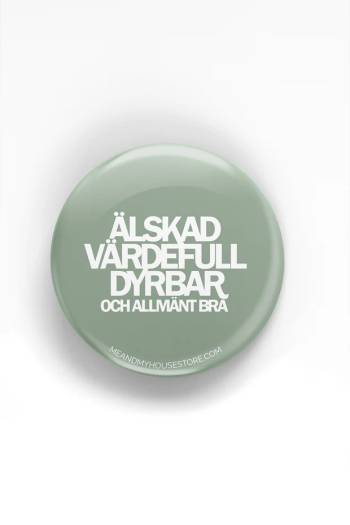 Knapp i dimgrönt: Älskad, värdefull, dyrbar och allmänt bra, en produkt från Nya Musik som utvecklar och engagerar människor i alla åldrar.