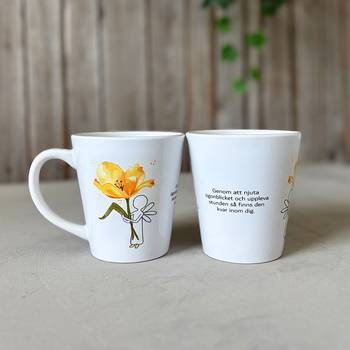 Mugg - Hoppets änglar - Blomma, en produkt från Nya Musik som utvecklar och engagerar människor i alla åldrar.