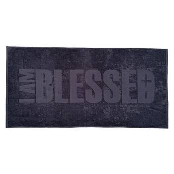 Badhandduk – I am blessed - Svart, en produkt från Nya Musik som utvecklar och engagerar människor i alla åldrar.