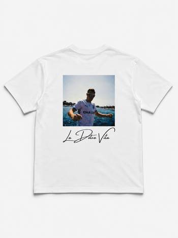 La Dolce Vita T-shirt - Vit, en produkt från Nya Musik som utvecklar och engagerar människor i alla åldrar.