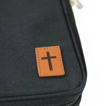 Bibelfodral - Medium - Slimline - Svart - Brunt kors, en produkt från Nya Musik som utvecklar och engagerar människor i alla åldrar.