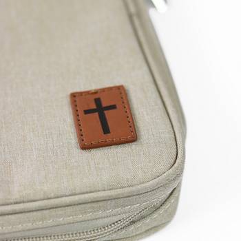 Bibelfodral - Medium - Slimline - Beige - Brunt kors, en produkt från Nya Musik som utvecklar och engagerar människor i alla åldrar.