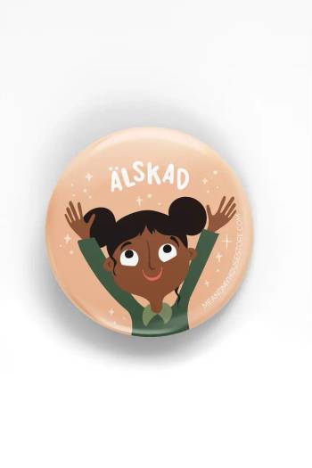 Knapp med sprallig unge: Älskad, en produkt från Nya Musik som utvecklar och engagerar människor i alla åldrar.