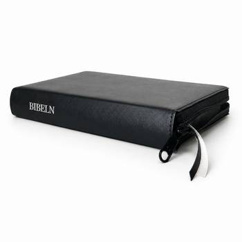Reformationsbibeln - Helbibel - Svart med dragkedja - Bonded leather, en produkt från Nya Musik som utvecklar och engagerar människor i alla åldrar.