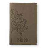 Bibel 2026 Slimline - Konstskinn brun, en produkt från Nya Musik som utvecklar och engagerar människor i alla åldrar.