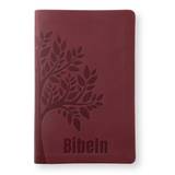 Bibel 2026 Slimline - Konstskinn röd, en produkt från Nya Musik som utvecklar och engagerar människor i alla åldrar.