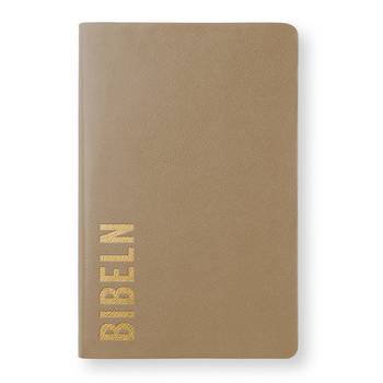 Bibel 2026 Slimline - Bonded leather Brun med tumindex, en produkt från Nya Musik som utvecklar och engagerar människor i alla åldrar.