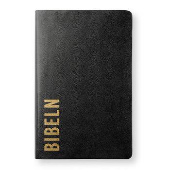Bibel 2026 Slimline - Bonded leather Svart med tumindex, en produkt från Nya Musik som utvecklar och engagerar människor i alla åldrar.