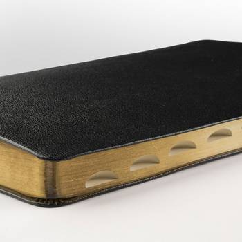Bibel 2026 Slimline - Bonded leather Svart med tumindex, en produkt från Nya Musik som utvecklar och engagerar människor i alla åldrar.