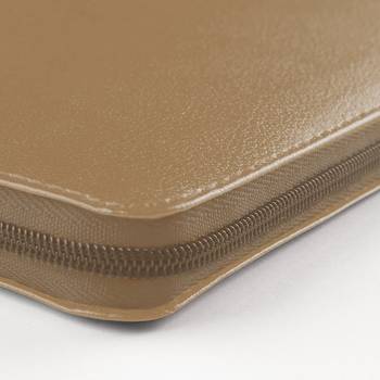 Bibel 2026 Slimline - Bonded leather Brun med dragkedja, en produkt från Nya Musik som utvecklar och engagerar människor i alla åldrar.