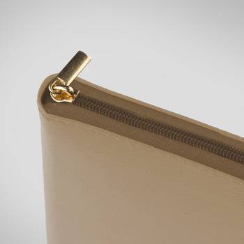 Bibel 2026 Slimline - Bonded leather Brun med dragkedja, en produkt från Nya Musik som utvecklar och engagerar människor i alla åldrar.