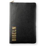 Bibel 2026 Slimline - Bonded leather Svart med dragkedja, en produkt från Nya Musik som utvecklar och engagerar människor i alla åldrar.