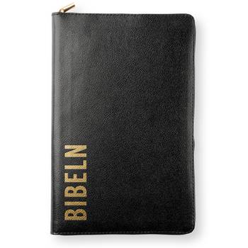 Bibel 2026 Slimline - Bonded leather Svart med dragkedja, en produkt från Nya Musik som utvecklar och engagerar människor i alla åldrar.