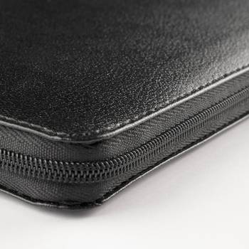 Bibel 2026 Slimline - Bonded leather Svart med dragkedja, en produkt från Nya Musik som utvecklar och engagerar människor i alla åldrar.