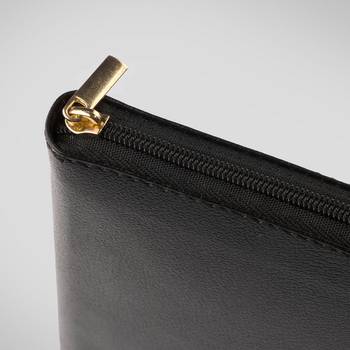 Bibel 2026 Slimline - Bonded leather Svart med dragkedja, en produkt från Nya Musik som utvecklar och engagerar människor i alla åldrar.