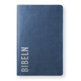 Bibel 2026 Slimline - Bonded leather Blå, en produkt från Nya Musik som utvecklar och engagerar människor i alla åldrar.