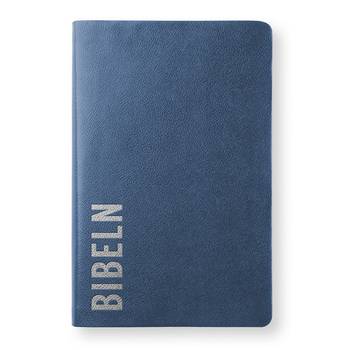 Bibel 2026 Slimline - Bonded leather Blå, en produkt från Nya Musik som utvecklar och engagerar människor i alla åldrar.