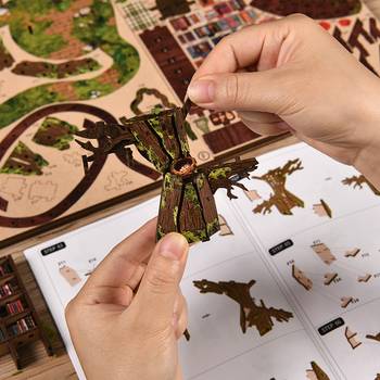 Miniatyrhus - Forest Tree Book Club, en produkt från Nya Musik som utvecklar och engagerar människor i alla åldrar.