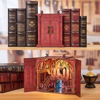 Book Nook - Magic Wardrobe, en produkt från Nya Musik som utvecklar och engagerar människor i alla åldrar.