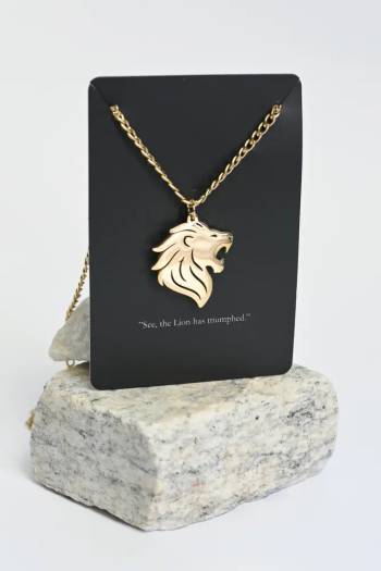 Halssmycke - Lion, en produkt från Nya Musik som utvecklar och engagerar människor i alla åldrar.