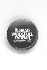 Knapp i mörkgrått: Älskad, värdefull, dyrbar och allmänt bra, en produkt från Nya Musik som utvecklar och engagerar människor i alla åldrar.