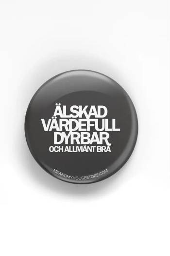 Knapp i mörkgrått: Älskad, värdefull, dyrbar och allmänt bra, en produkt från Nya Musik som utvecklar och engagerar människor i alla åldrar.