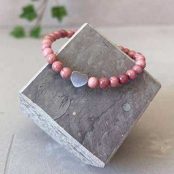 Armband – Hjärta, rosa, en produkt från Nya Musik som utvecklar och engagerar människor i alla åldrar.