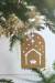 Hängdekoration - Stallet - guldfärgad, en produkt från Nya Musik som utvecklar och engagerar människor i alla åldrar.