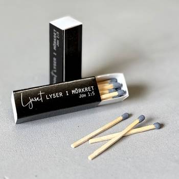 Tändsticksask – Ljuset lyser i mörkret, en produkt från Nya Musik som utvecklar och engagerar människor i alla åldrar.