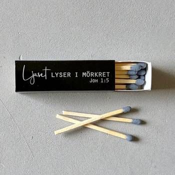 Tändsticksask – Ljuset lyser i mörkret, en produkt från Nya Musik som utvecklar och engagerar människor i alla åldrar.