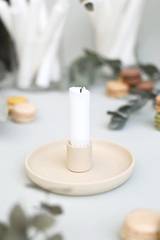 Ljusstake - Ditt ord är mina fötters lykta - Beige, en produkt från Nya Musik som utvecklar och engagerar människor i alla åldrar.