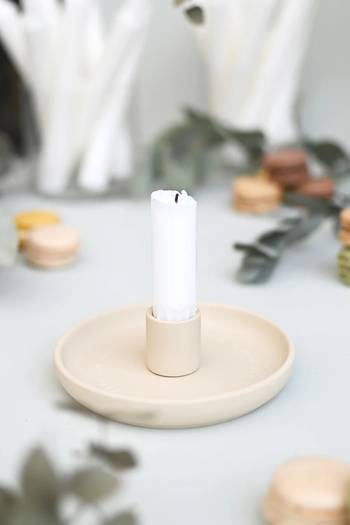 Ljusstake - Ditt ord är mina fötters lykta - Beige, en produkt från Nya Musik som utvecklar och engagerar människor i alla åldrar.
