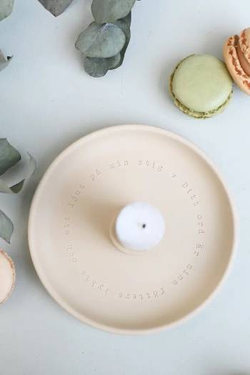 Ljusstake - Ditt ord är mina fötters lykta - Beige, en produkt från Nya Musik som utvecklar och engagerar människor i alla åldrar.