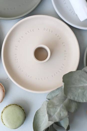Ljusstake - Ditt ord är mina fötters lykta - Beige, en produkt från Nya Musik som utvecklar och engagerar människor i alla åldrar.