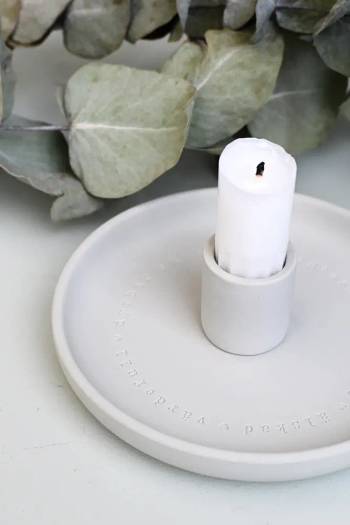 Ljusstake - Älskad, värdefull, dyrbar - Ljusgrå, en produkt från Nya Musik som utvecklar och engagerar människor i alla åldrar.