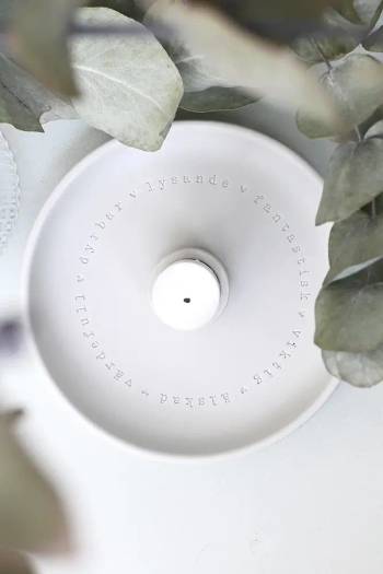 Ljusstake - Älskad, värdefull, dyrbar - Ljusgrå, en produkt från Nya Musik som utvecklar och engagerar människor i alla åldrar.