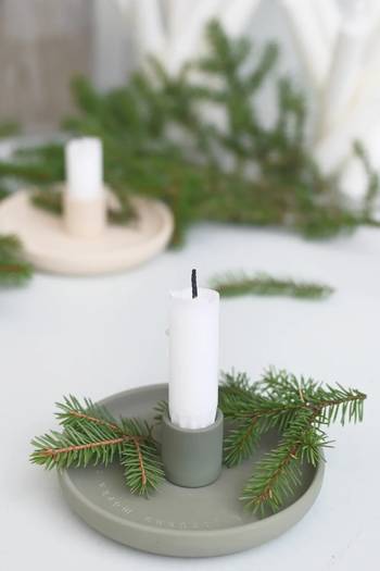 Ljusstake - Nu tändas tusen juleljus - Grön, en produkt från Nya Musik som utvecklar och engagerar människor i alla åldrar.