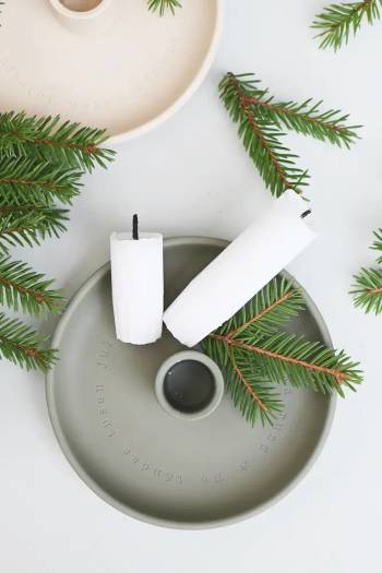 Ljusstake - Nu tändas tusen juleljus - Grön, en produkt från Nya Musik som utvecklar och engagerar människor i alla åldrar.