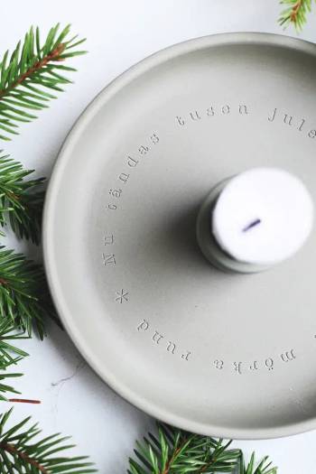Ljusstake - Nu tändas tusen juleljus - Grön, en produkt från Nya Musik som utvecklar och engagerar människor i alla åldrar.
