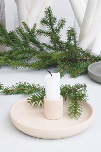 Ljusstake - Nu tändas tusen juleljus - Beige, en produkt från Nya Musik som utvecklar och engagerar människor i alla åldrar.