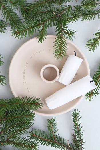 Ljusstake - Nu tändas tusen juleljus - Beige, en produkt från Nya Musik som utvecklar och engagerar människor i alla åldrar.