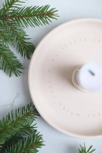 Ljusstake - Nu tändas tusen juleljus - Beige, en produkt från Nya Musik som utvecklar och engagerar människor i alla åldrar.