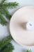 Ljusstake - Nu tändas tusen juleljus - Beige, en produkt från Nya Musik som utvecklar och engagerar människor i alla åldrar.