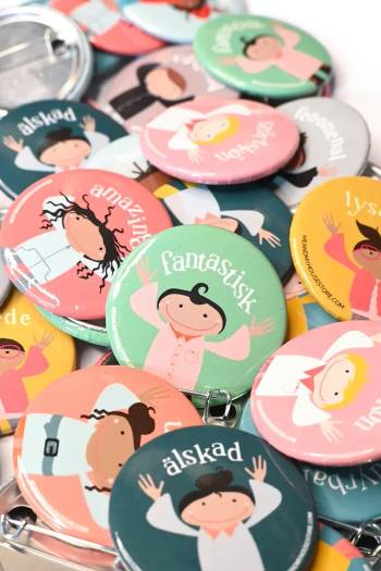 Knappar i storpack: Älskade unge!, en produkt från Nya Musik som utvecklar och engagerar människor i alla åldrar.